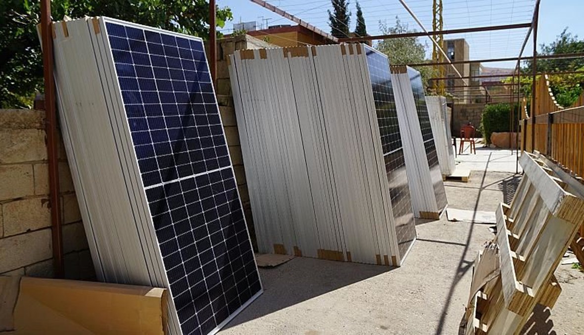 اللبنانيون يلجؤون إلى الشمس لمدّهم بكهرباء فشلت الدولة بتأمينها: شركات الطاقة الشمسية تنتشر كالفطر... فمن يراقب المواصفات؟